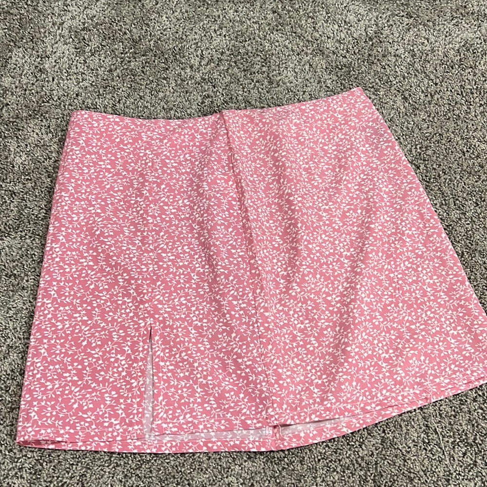 pink mini skirt with slit and white floral detailing zipper in the back
